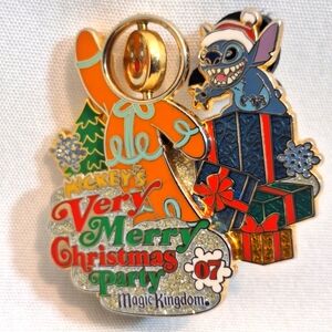 Disney Mickey Very Merry Christmas Magic Kingdom Limited Edition 2007 Pin
